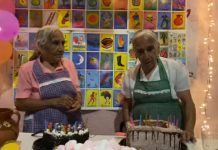Abuelitas gemelas lloran al recibir su primer pastel de cumple a los 80 años Abuelitas gemelas lloran por su primer pastel