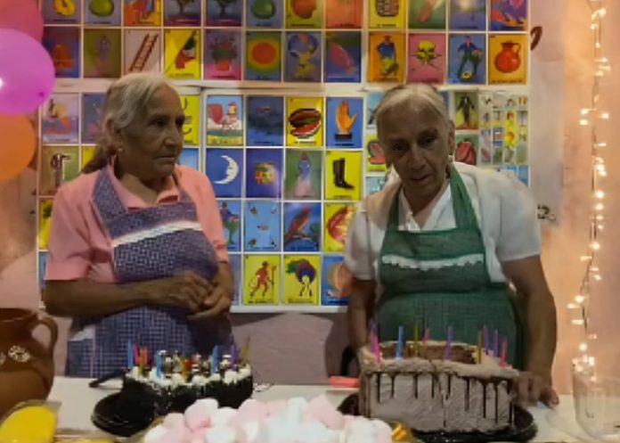 Abuelitas gemelas lloran por su primer pastel