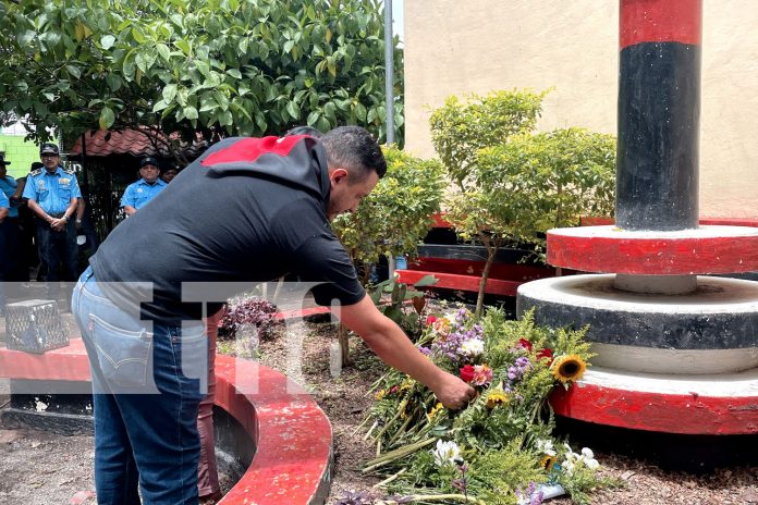 1 Foto: Ofrendas florales y actos culturales en toda Nicaragua al fundador del FSLN/TN8