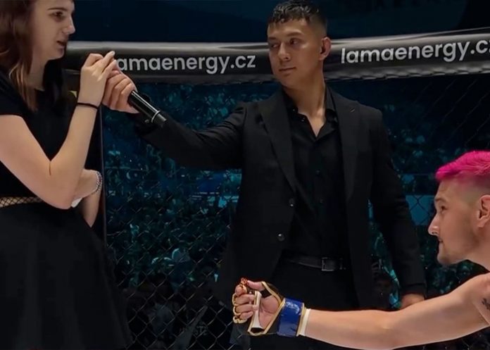 Foto: Luchador queda humillado en público /cortesía