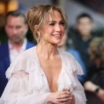 Foto: JLo viaja en avión común /cortesía