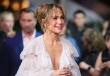 Foto: JLo viaja en avión común /cortesía
