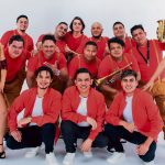 «Moviéndolo todo», así aparece Costa Azul en su nuevo video Manos Arriba Costa Azul tira la casa por la ventana