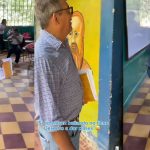 Profesor se viraliza al entrar a su clase ‘moviendo el bote’ a todo ritmo Foto: Profesor se viraliza en redes /cortesía