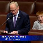 Atacados de risa: Hijo de congresista es captado haciendo monerías Hijo de un congresista al ser captado haciendo muecas