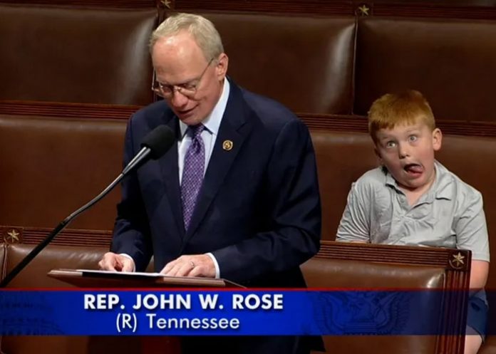 Hijo de un congresista al ser captado haciendo muecas