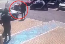 Mujer se lanza sobre «lacras» que pretendían robar su moto (VIDEO) Foto: La mujer evita el robo /cortesía