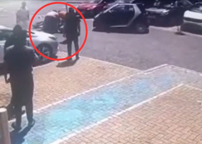 Foto: La mujer evita el robo /cortesía