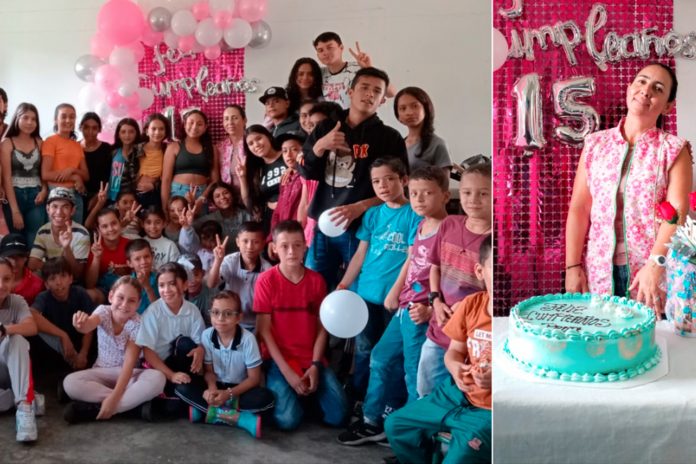 Foto: Estudiantes sorprenden a su profesora /cortesía Foto: Estudiantes sorprenden a su profesora /cortesía