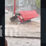 Caponero se salva de ser arrastrado por fuerte lluvia en Linda Vista Foto: Caponero se salva de ser arrastrado por fuerte lluvia en Linda Vista / TN8