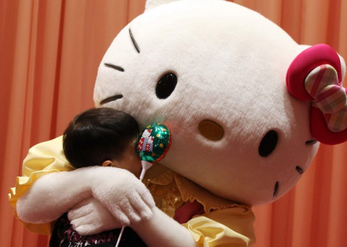 Foto: Mujer se viste de Hello Kity para cumplir a su esposo /Cortesía Foto: Mujer se viste de Hello Kity para cumplir a su esposo /Cortesía