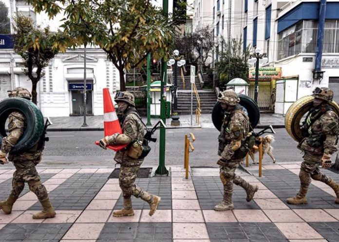 Foto: Fuerzas militares ingresan al palacio presidencial de Bolivia /Cortesía