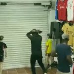 «Se los llevó el diablo»: Astuto vendedor encerró a ladrones dentro de la tienda Foto: Vendedor encierra a ladrones dentro de tienda /Cortesía
