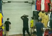 «Se los llevó el diablo»: Astuto vendedor encerró a ladrones dentro de la tienda Foto: Vendedor encierra a ladrones dentro de tienda /Cortesía
