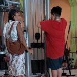Abuelita se roba el show al acompañar a su nieto al gimnasio