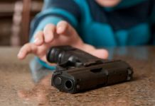 ¡Insólito!: Niño de 12 años mata de un tiro a su primo de 14 Foto: Niño con arma de fuego comente impactante tragedia /cortesía