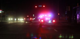 Se sube a un carro para bailar en plena vía pública