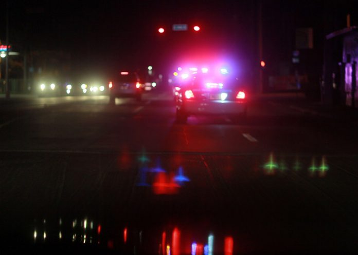 Se sube a un carro para bailar en plena vía pública