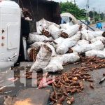 Camión cargado de yuca se vuelca en la entrada a Granada Foto: En Granada camión cargado de yuca se volcó en medio de la carretera/ TN8