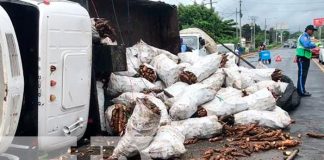 Foto: En Granada camión cargado de yuca se volcó en medio de la carretera/ TN8