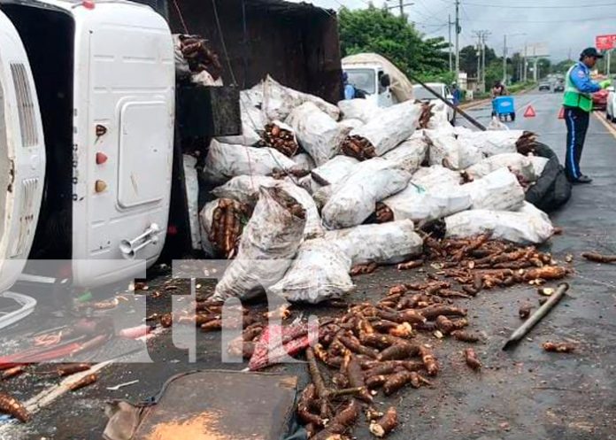 Foto: En Granada camión cargado de yuca se volcó en medio de la carretera/ TN8 Foto: En Granada camión cargado de yuca se volcó en medio de la carretera/ TN8