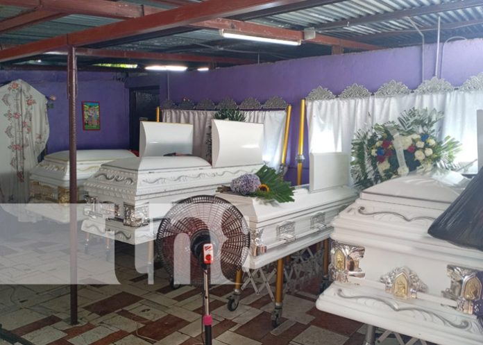 Foto: Velan a familia soterrada en Hialeah / TN8 Foto: Velan a familia soterrada en Hialeah / TN8