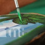 Emprendedor ofrece su arte plástico a turistas en la Isla de Ometepe Foto: Emprendedor ofrece su arte plástico a turistas en la Isla de Ometepe/ TN8