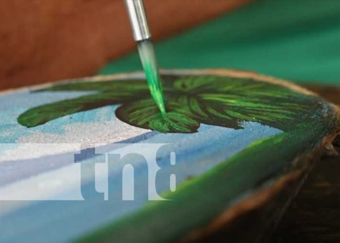 Foto: Emprendedor ofrece su arte plástico a turistas en la Isla de Ometepe/ TN8 Foto: Emprendedor ofrece su arte plástico a turistas en la Isla de Ometepe/ TN8