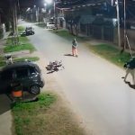 Por tirárselas de vivo, ladrón termina en manos de sus víctimas (VIDEO) Foto: Someten a ladrón que quería robar a conductor de moto /Cortesía