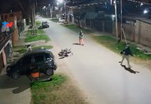 Por tirárselas de vivo, ladrón termina en manos de sus víctimas (VIDEO) Foto: Someten a ladrón que quería robar a conductor de moto /Cortesía