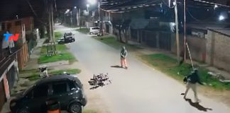 Foto: Someten a ladrón que quería robar a conductor de moto /Cortesía