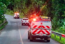 Brutal choque entre carro y camión deja dos personas prensadas en Costa Rica Foto: Brutal accidente en Costa Rica /cortesía