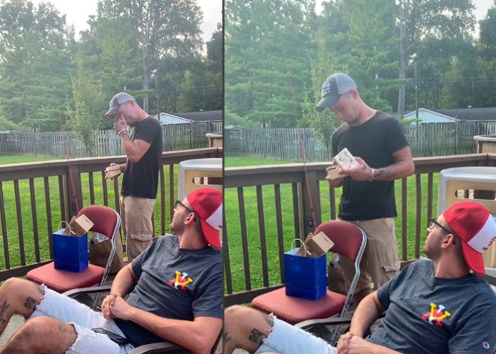 Rompe en llanto al recibir de regalo un reloj Rompe en llanto al recibir de regalo un reloj