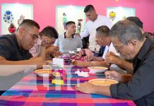Foto: Papás disfrutando de sabrosos tacos en Taquería Don Pipo /TN8