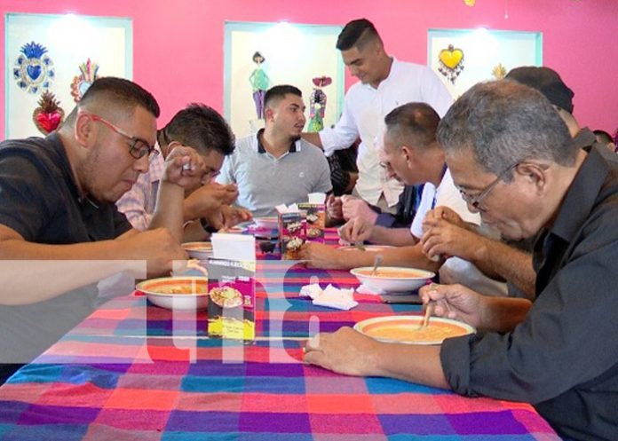 Foto: Papás disfrutando de sabrosos tacos en Taquería Don Pipo /TN8