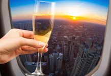 Estudio asegura que beber «guaro» durante un vuelo puede ser mortal Foto: Beber guaro durante un vuelo podría ser mortal /Cortesía
