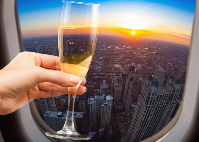 Foto: Beber guaro durante un vuelo podría ser mortal /Cortesía