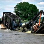 Intensas lluvias provocan derrumbe de puente ferroviario en EE.UU. Foto: Puente ferroviario colapsa debido a fuertes inundaciones /Cortesía