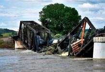 Intensas lluvias provocan derrumbe de puente ferroviario en EE.UU. Foto: Puente ferroviario colapsa debido a fuertes inundaciones /Cortesía