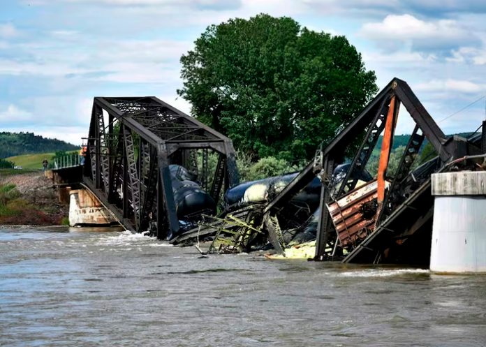 Foto: Puente ferroviario colapsa debido a fuertes inundaciones /Cortesía Foto: Puente ferroviario colapsa debido a fuertes inundaciones /Cortesía