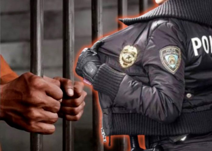 Foto: Policía en grandes amores con un recluso en Argentina /Cortesía