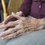 Aberrante: Joven de 14 años golpeó y abusó de una abuelita de 91 en EE.UU. Foto: Joven abusa de una anciana en EE.UU. /Cortesía