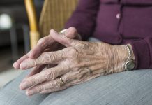 Aberrante: Joven de 14 años golpeó y abusó de una abuelita de 91 en EE.UU. Foto: Joven abusa de una anciana en EE.UU. /Cortesía