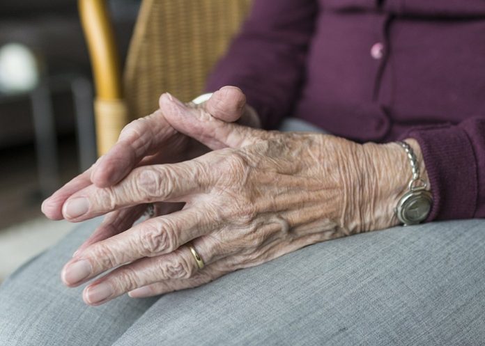 Foto: Joven abusa de una anciana en EE.UU. /Cortesía Foto: Joven abusa de una anciana en EE.UU. /Cortesía