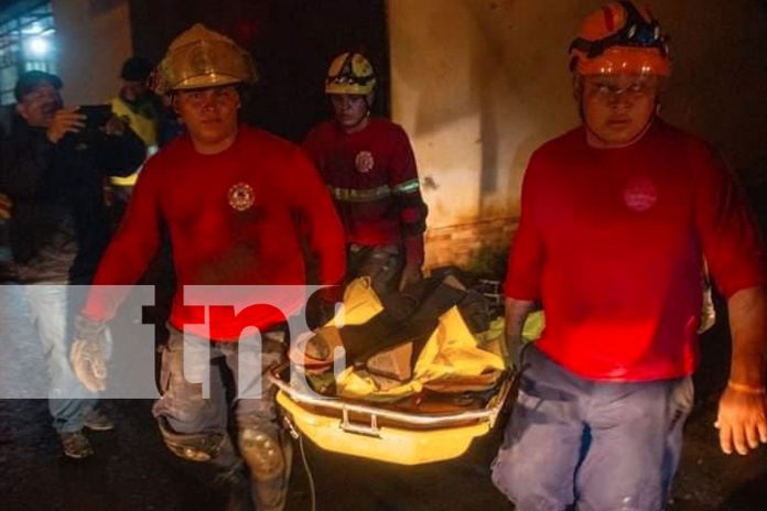 Foto: Tragedia: padre y sus tres hijos mueren soterrados en el barrio Hialeah de Managua/TN8