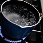 Mujer quema a su esposo con agua hirviendo tras discusión