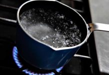 Mujer quema a su esposo con agua hirviendo tras discusión
