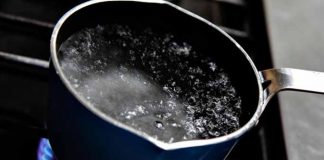 Mujer quema a su esposo con agua hirviendo tras discusión