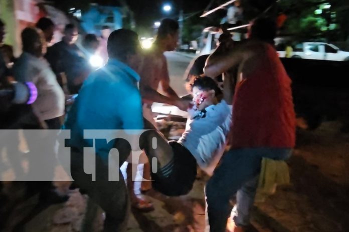 Foto: Trágico Accidente en Bilwi: Tres personas gravemente heridas frente a la Iglesia de Dios central/ TN8 Foto: Trágico Accidente en Bilwi: Tres personas gravemente heridas frente a la Iglesia de Dios central/ TN8