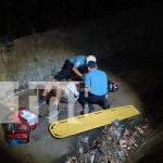Motociclista cae con su moto a un cauce de Chinandega Foto: Motociclista cae con su moto a un cauce de Chinandega/ TN8